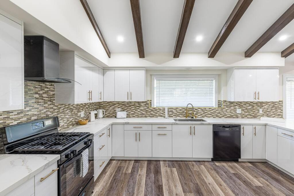 Villa Stunning, Newly Remodeled Bright