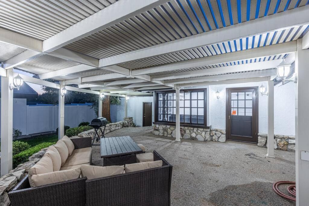 Villa Stunning, Newly Remodeled Bright *