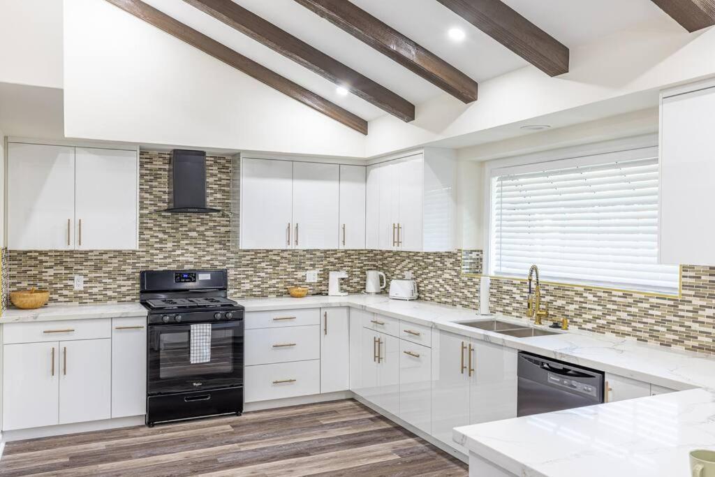 Villa Stunning, Newly Remodeled Bright