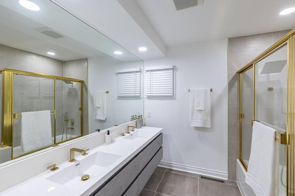 Stunning, Newly Remodeled Bright Villa
