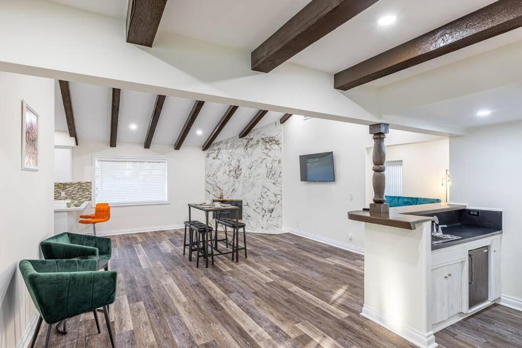 Villa Stunning, Newly Remodeled Bright Los Angeles