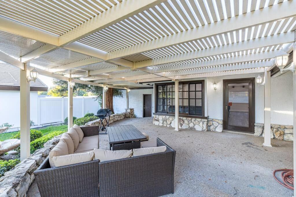 Stunning, Newly Remodeled Bright Villa *