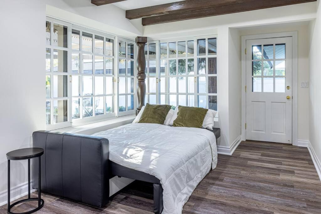 Stunning, Newly Remodeled Bright Villa Los Angeles